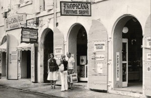 Chantal and Frank chat outside the 'world’s largest perfume shop,' their Tropicana, in 1962.