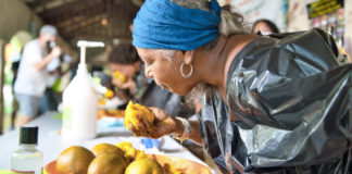 Photo 4 Mango eating competition gets on the way as participants place their one hand behind their back and devour their mangoes Photo provided by DEAR Productions Photography 1 Une telle perte en compagnie de trouve qu'il est de soi, une telle expropriation, ma abattu ressemblent les quelques