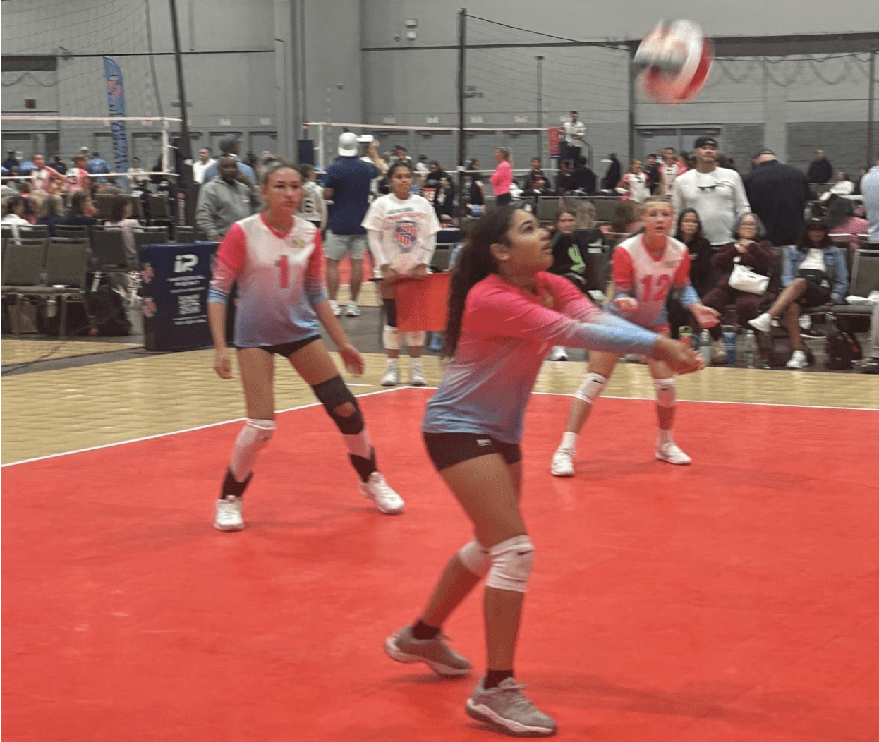 Nila Gardner (Island Mixx 13U) passes the ball during their match against Dunes 13Teal. (Photo by Mark Daniel)